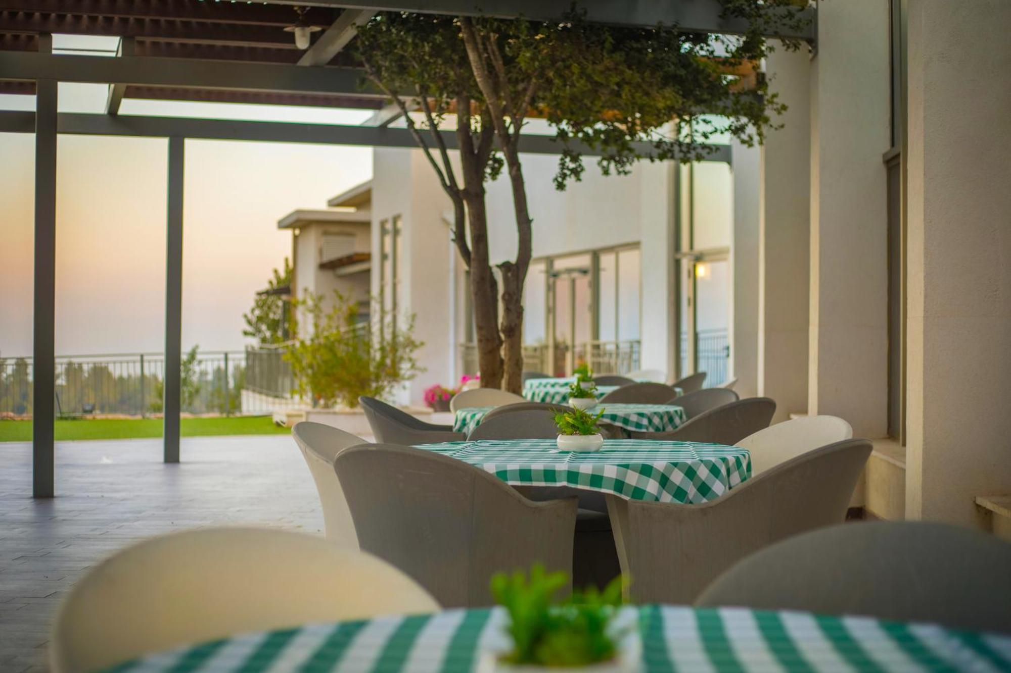 C Hotel Neve Ilan Luaran gambar